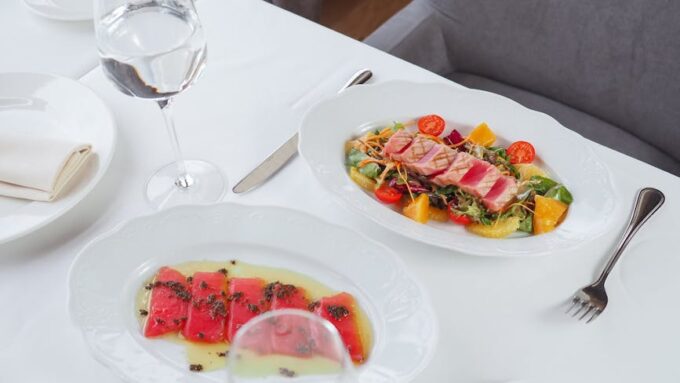 How to Navigate Dining Out While Staying Healthy